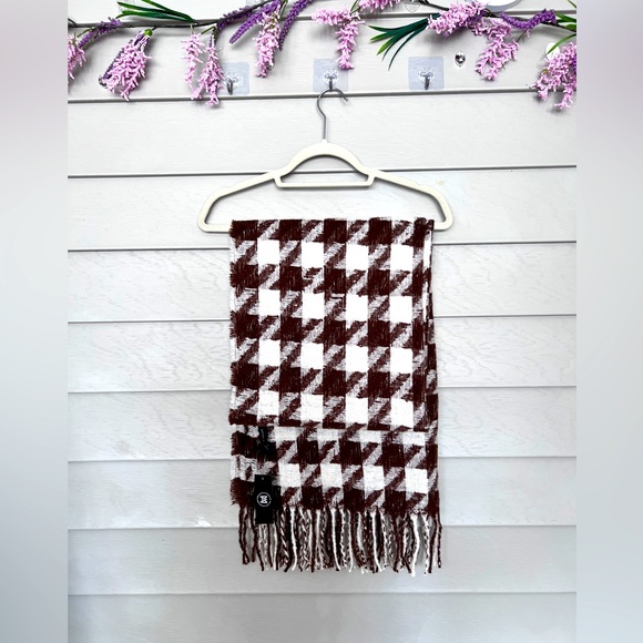 Houndstooth weaved scarf/shawl with sparkly threads - Picture 2 of 8